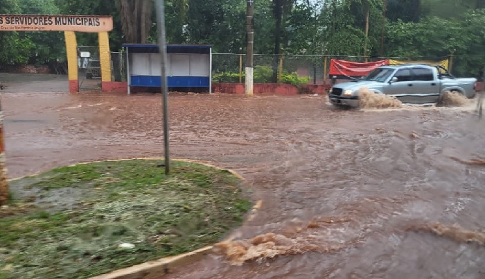 Tempestade em Santa cruz do Rio Pardo deixa rastro de destruição