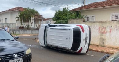 Veículo tomba após colisão em cruzamento em Santa Cruz do Rio Pardo